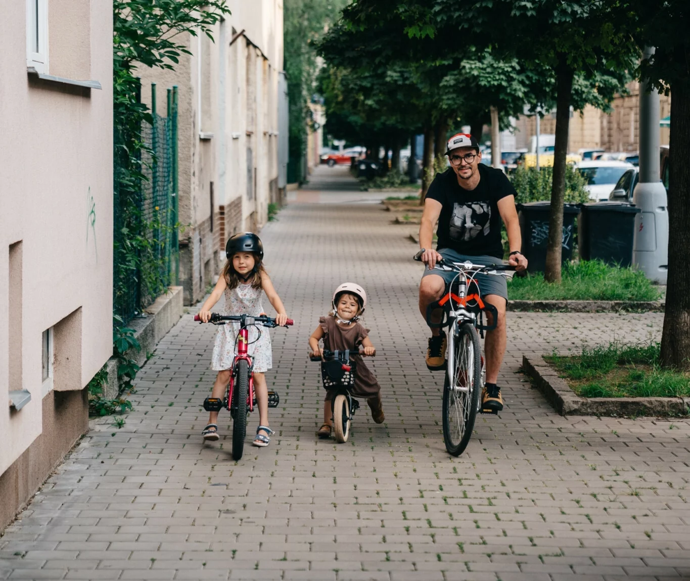 Otec-s-detmi-jedou-na-kole-po-chodniku-a-porusuji-predpisy